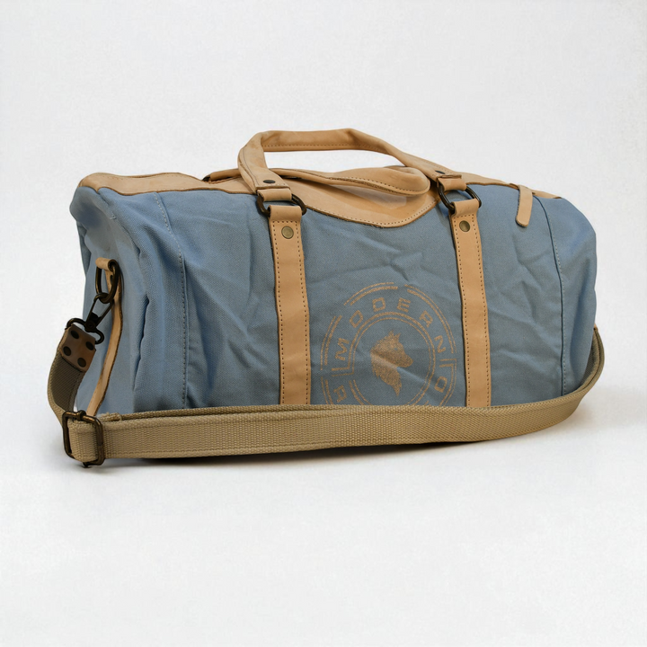 天蓝色帆布行李袋