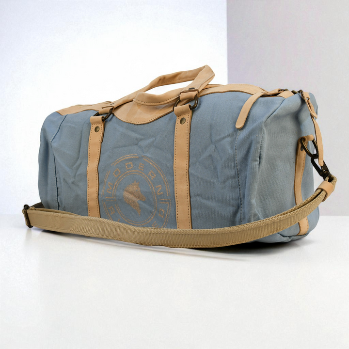 天蓝色帆布行李袋