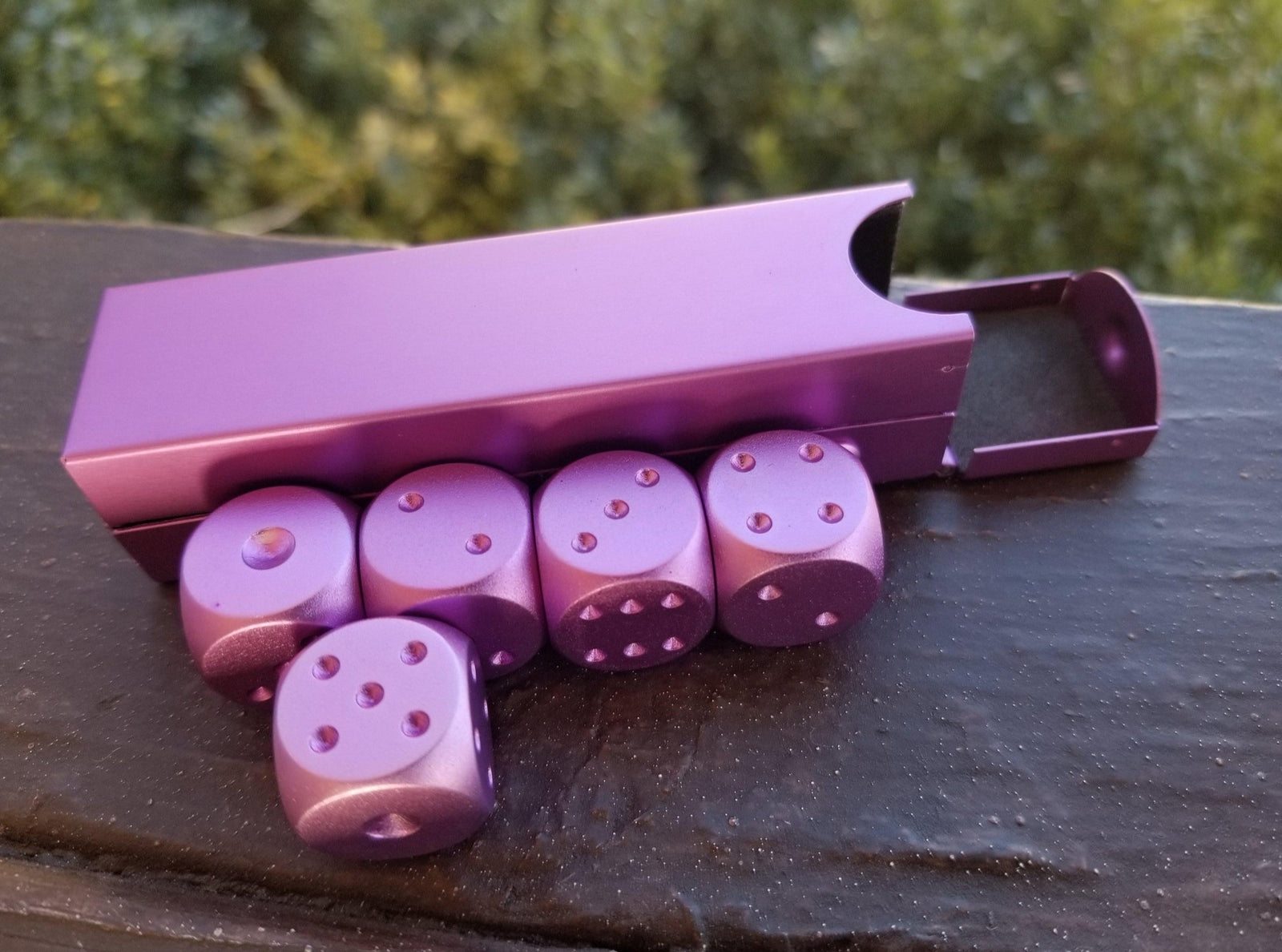 purple pink d6 dice set with pips in a metal case